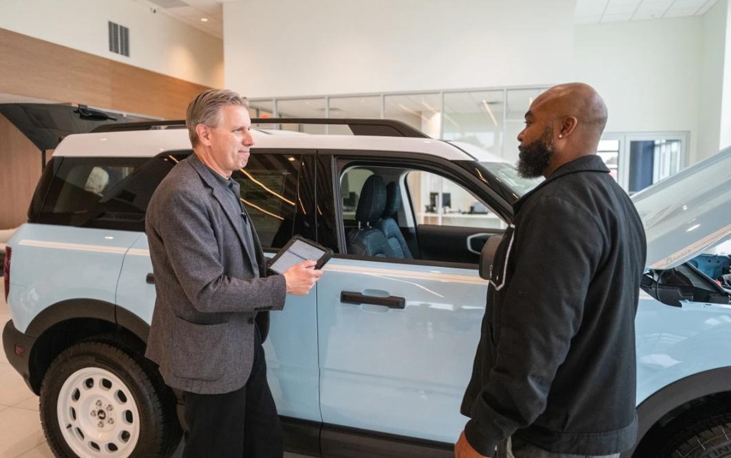 Người tiêu dùng quay lưng với xe điện, ưu tiên xe sử dụng động cơ đốt trong