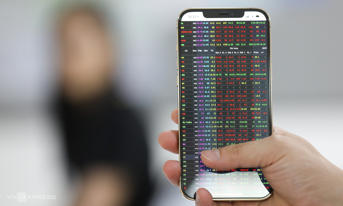 Thị trường chứng khoán lao dốc, VN-Index giảm hơn 60 điểm