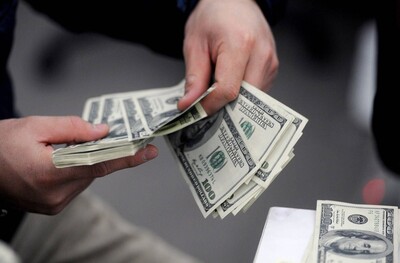 Tỷ giá USD hôm nay 22.1: Ngân hàng đi ngang, USD thế giới lao dốc