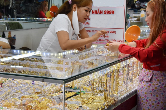 Giá vàng ngày 24-1 tăng sốc, áp sát mốc 5.000 USD/ounce