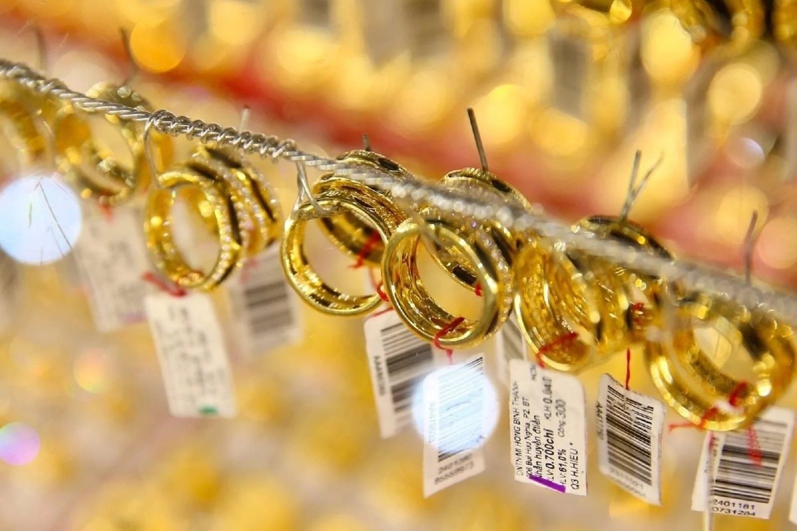 Giá vàng ngày 24/1: Bứt tốc, tiến sát mốc 5.000 USD/ounce