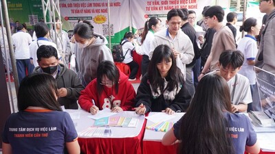 Hàng ngàn sinh viên tìm kiếm cơ hội tại Ngày hội việc làm 2025 - 2026