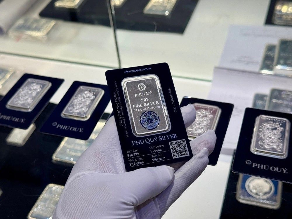Giá bạc vượt 4,5 triệu đồng/lượng, người dân xếp hàng chờ giao 6 tháng