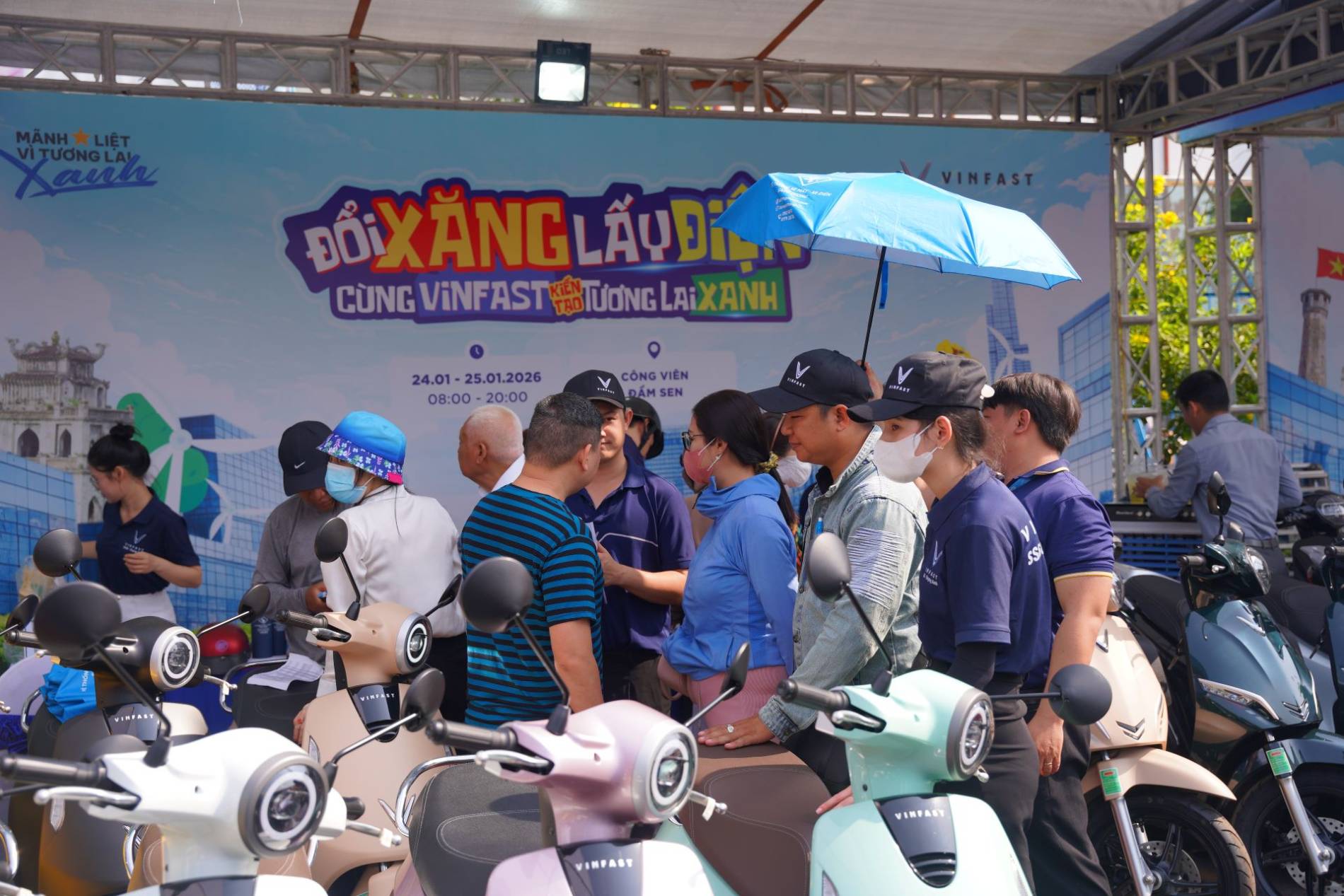 Chuỗi sự kiện “Đổi xăng lấy điện” trở lại, khách hàng háo hức đợi “chốt kèo” xe điện VinFast