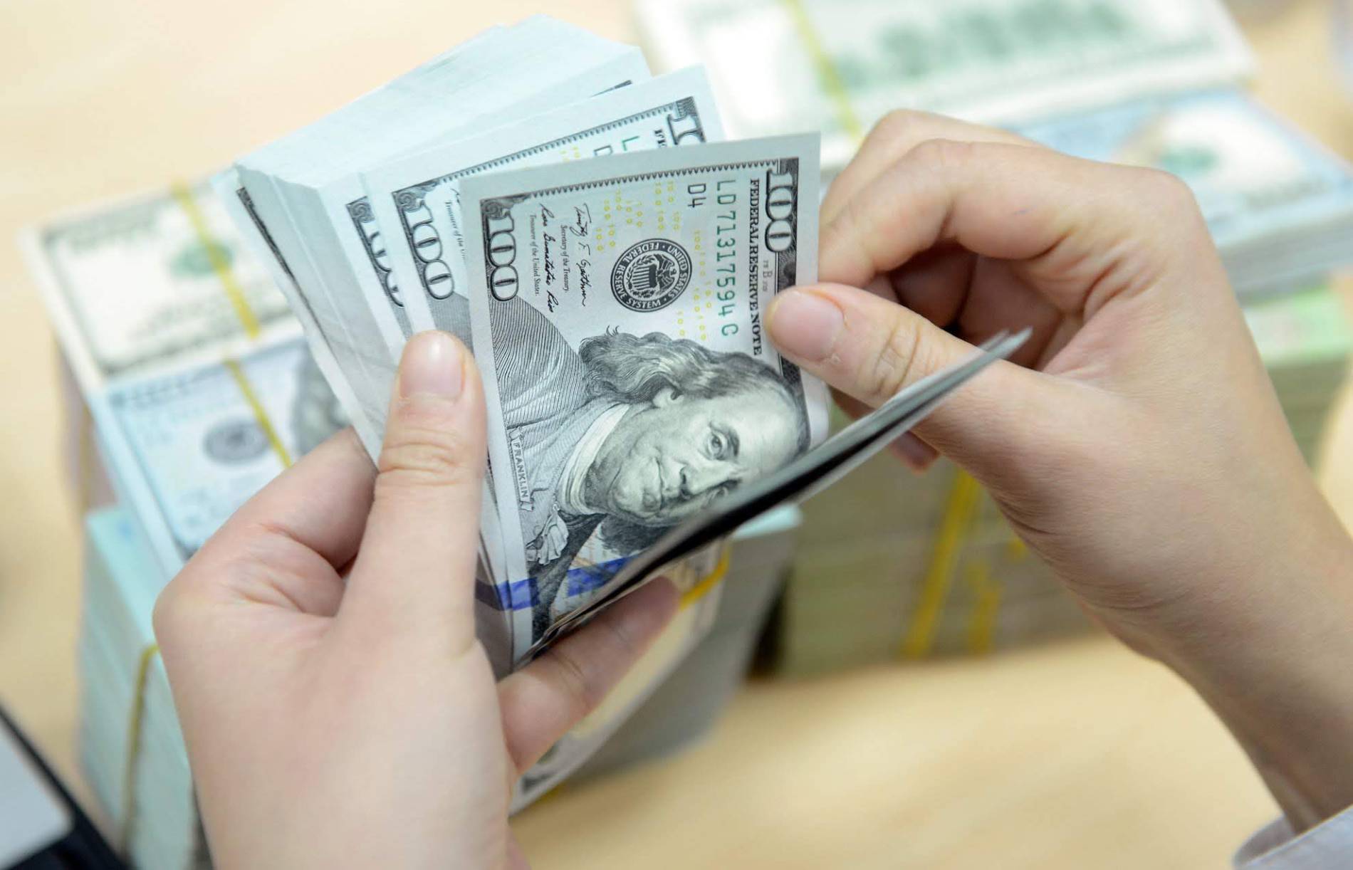 Tỷ giá USD hôm nay 31.1: USD trong nước đi ngang, thế giới chịu áp lực giảm