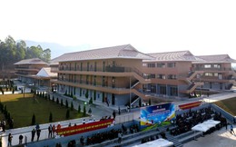 Sun Group cam kết đồng hành lâu dài và trao 2 tỷ đồng tài trợ trường liên cấp Si Pa Phìn, Điện Biên