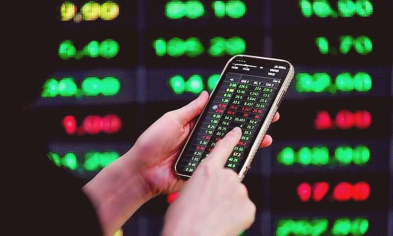 VN-Index bật lại từ 1.800 nhưng rủi ro chưa hạ nhiệt