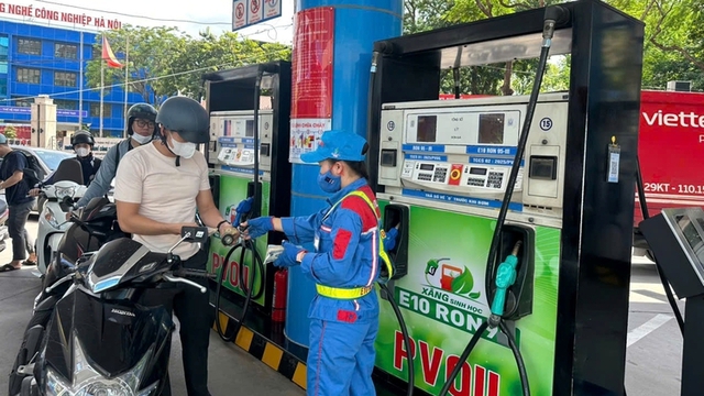 Xem xét miễn, giảm thuế nhập khẩu ethanol để hạ giá xăng E10