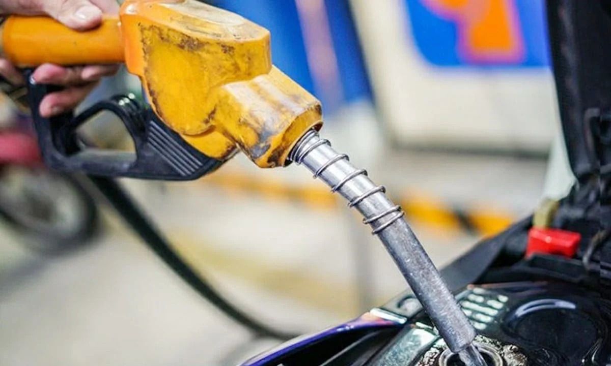 Giá xăng dầu hôm nay 3.2: Lao dốc sau tín hiệu hạ nhiệt địa chính trị