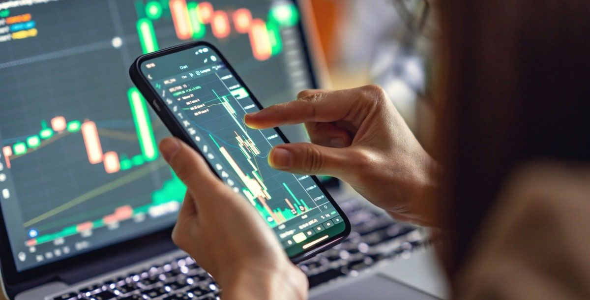 Cổ phiếu tăng mạnh, USD chưa rời vị thế