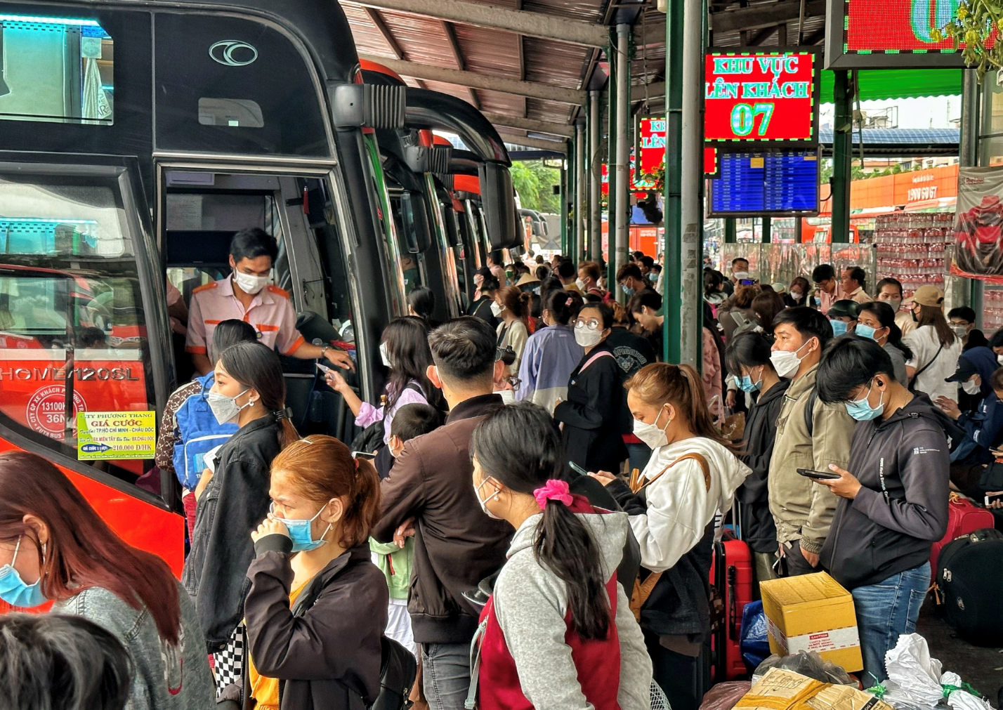 Giá vé xe Tết tại TPHCM tăng 40-60%, chính thức áp dụng từ đâu?