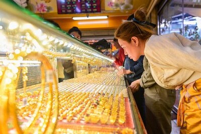 Giá vàng hôm nay 7.2: Bật tăng, chạm sát 180 triệu đồng/lượng