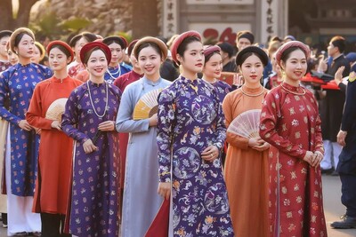 Cuối tuần trẩy hội Bách hoa Bộ hành, thẩm vị đặc sản Tết và mua sắm thả ga ở Hội chợ Mùa Xuân