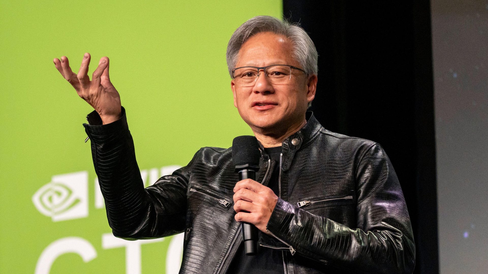 CEO Nvidia cảnh báo: Né AI là tự đào thải mình khỏi thị trường lao động