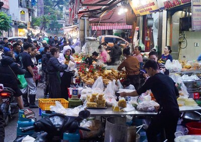 Người dân Hà Nội tất bật sắm lễ tiễn ông Công, ông Táo từ tờ mờ sáng