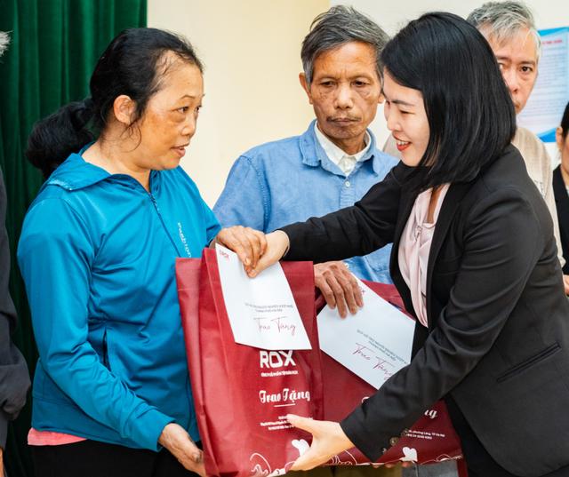 Gói quà Tết nghĩa tình gửi đến những hoàn cảnh khó khăn- Ảnh 3.