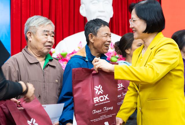 Gói quà Tết nghĩa tình gửi đến những hoàn cảnh khó khăn- Ảnh 2.