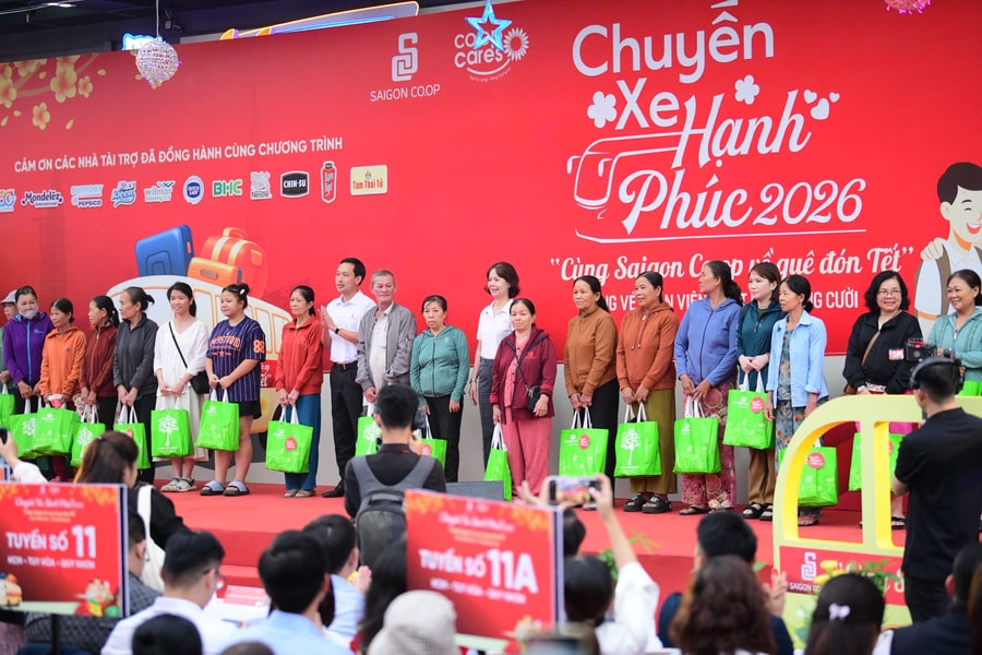 Saigon Co.op khởi hành “Chuyến xe hạnh phúc” đưa 900 người lao động về quê đón Tết
