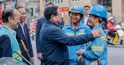 Thủ tướng Phạm Minh Chính cảm ơn, tặng quà công nhân vệ sinh môi trường tại Thủ đô
