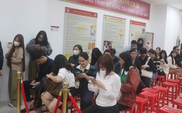 Người dân Thủ đô xếp hàng từ sớm mua vàng ngày vía Thần Tài tại Bảo Tín Minh Châu