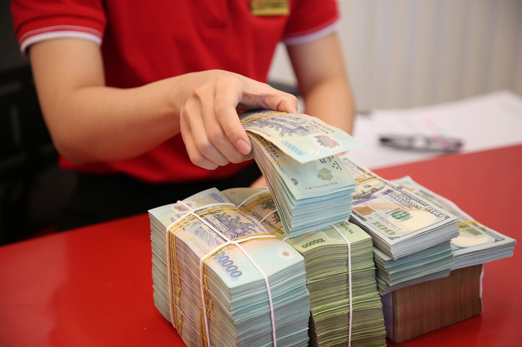 Lãi suất liên ngân hàng hạ nhiệt, LPBank bất ngờ tăng mạnh lãi suất tiết kiệm