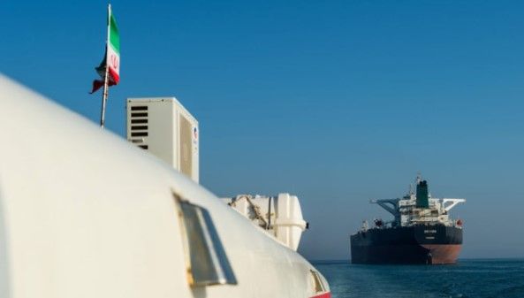 Nút cổ chai Hormuz nóng lên, nhiều hãng dầu khí tạm dừng vận chuyển