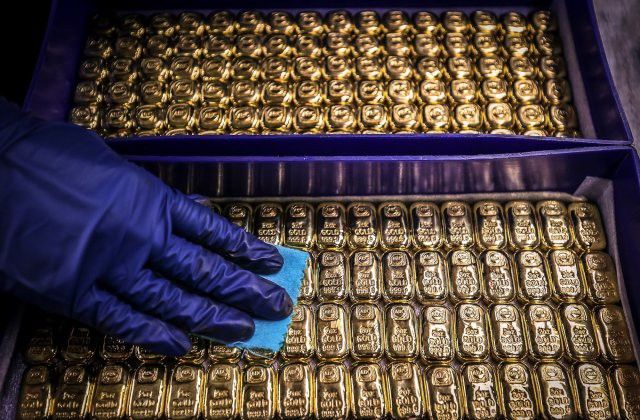 Vàng bứt tốc dữ dội, biên độ 700 USD trong một phiên