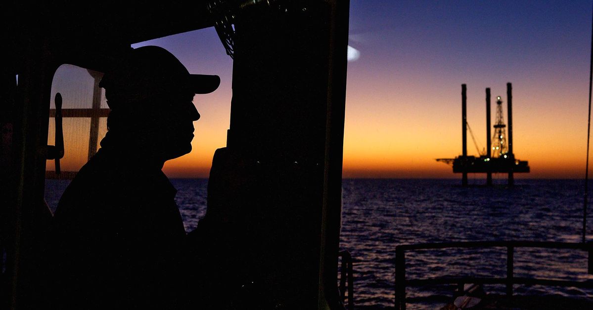 Giá dầu thế giới biến động: Nhìn lại cú sốc giá dầu âm năm 2020