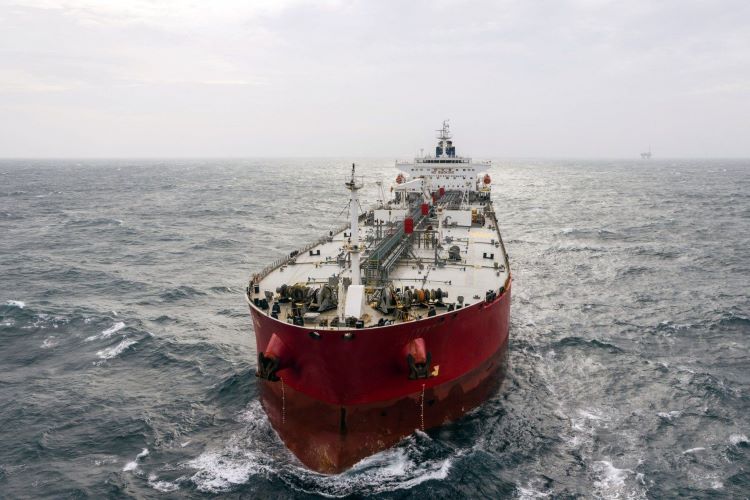 Giá dầu vượt 100 USD/thùng, 40 triệu thùng dầu xuất hiện ngoài khơi Trung Quốc