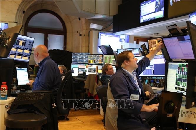 Nhà đầu tư thận trọng, Dow Jones và S&P 500 giảm điểm