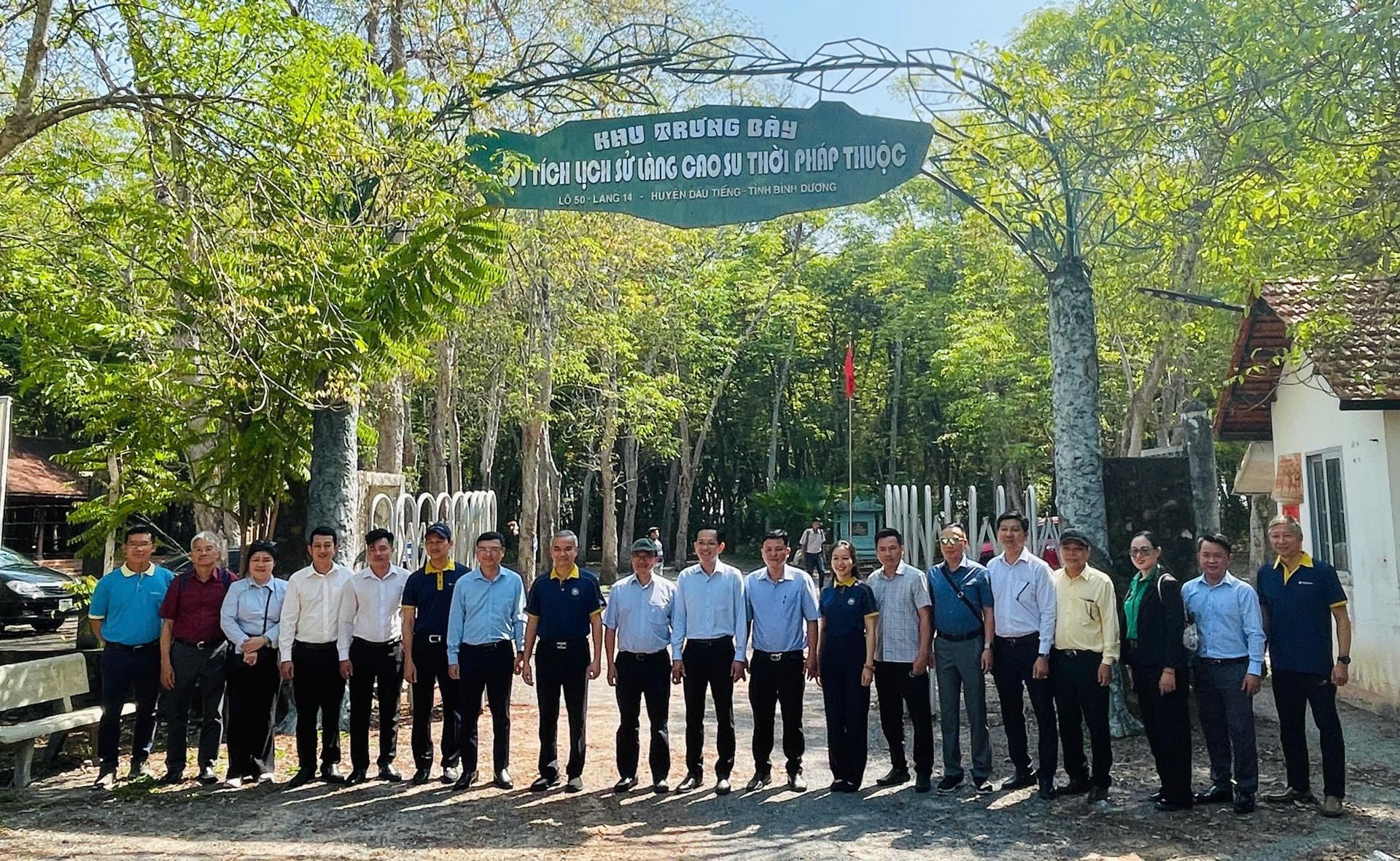 Đoàn tham quan rừng cao su thời Pháp thuộc