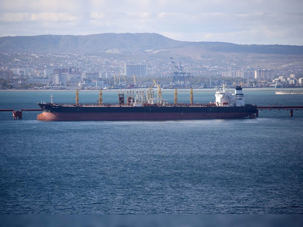 Mỹ gia hạn giao dịch dầu Nga, hơn 19 triệu thùng tìm lối ra thị trường