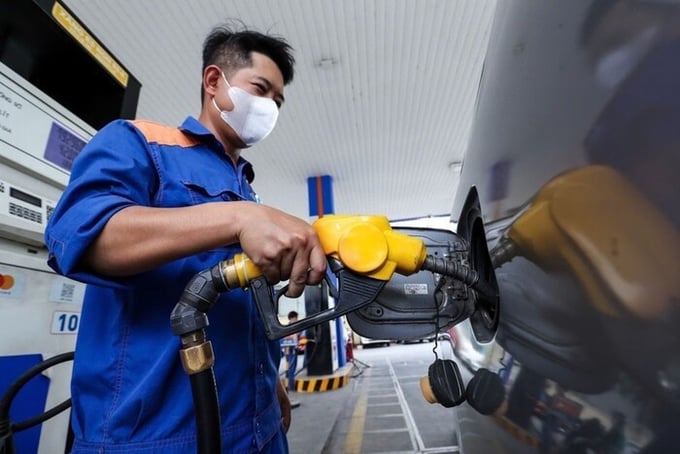 Giá xăng được dự báo giảm tới 330 đồng/lít trong chiều nay