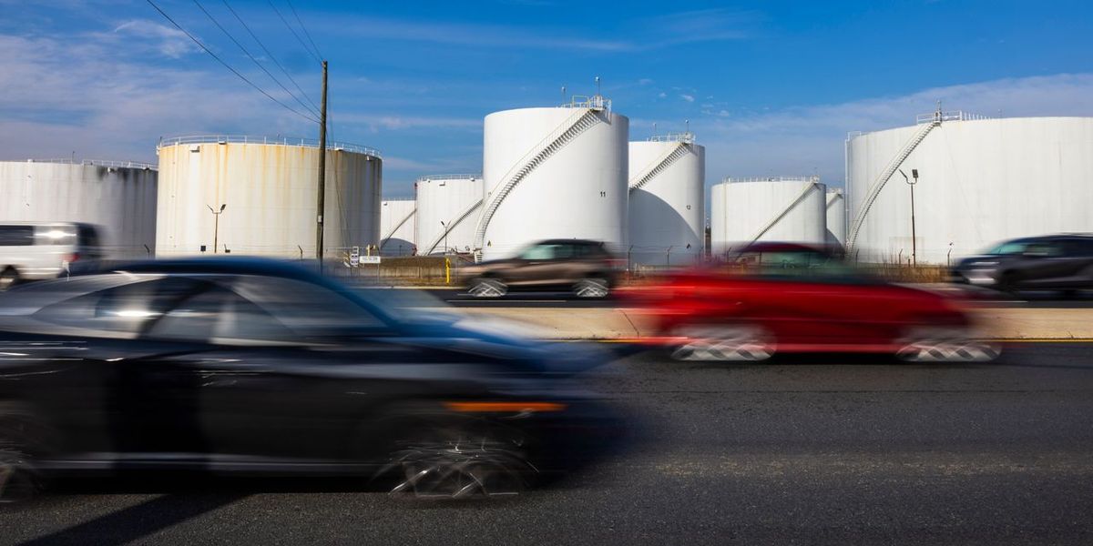 Việt Nam tìm thêm dầu từ Angola khi rủi ro năng lượng gia tăng