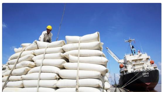 Cú sốc Trung Đông lan vào chi phí, doanh nghiệp mắc kẹt giữa giá và thị phần