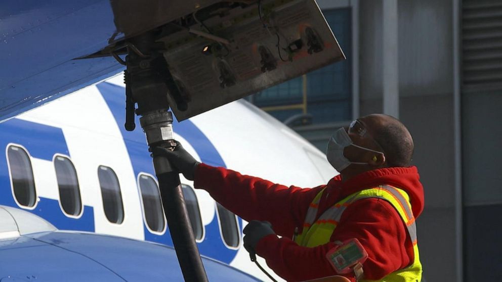 Chi phí nhiên liệu siết chặt: Hàng không buộc chọn lọc đường bay