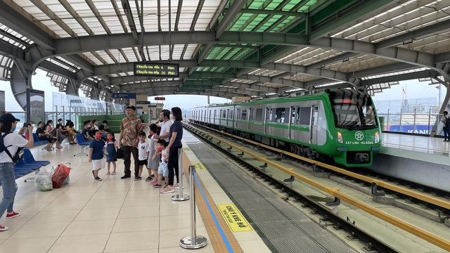 Hà Nội: Hơn 5,7 triệu lượt hành khách sử dụng hệ thống soát vé tự động trên 2 tuyến đường sắt đô thị- Ảnh 1.