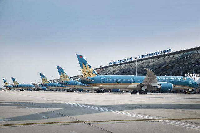 Vietnam Airlines dừng loạt chuyến, tính phụ thu từ tháng 4