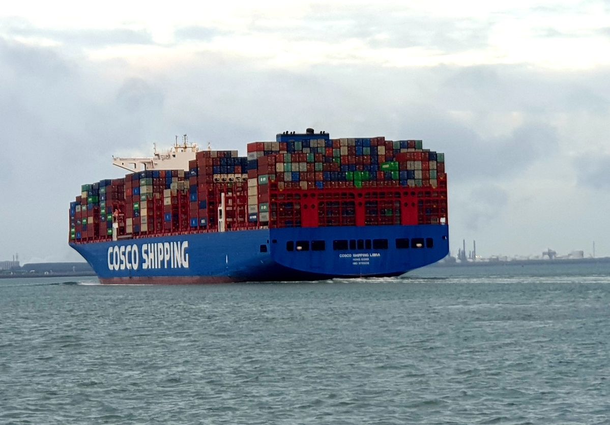 Tin vui từ Hormuz: COSCO nối lại vận chuyển sau tín hiệu hạ nhiệt Mỹ – Iran