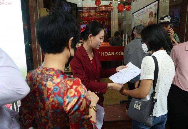 Giao dịch trở lại, Bảo Tín Minh Châu giới hạn bán tối đa 2 chỉ mỗi khách- Ảnh 1.