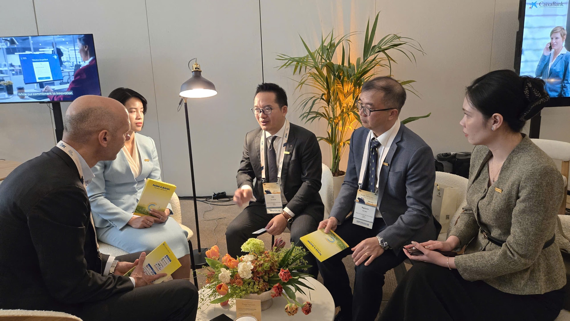 Hình 2 - Commerbank