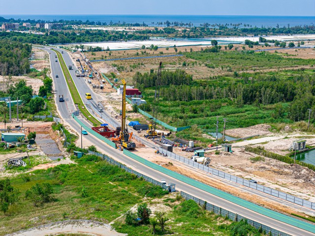 Sun Group tăng tốc thi công trục xương sống DT975 và tàu điện LRT tại Phú Quốc- Ảnh 1.