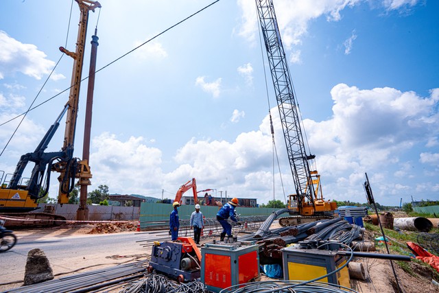 Khoan cọc nhồi thi công các vị trí hầm và cầu vượt thuộc dự án LRT.