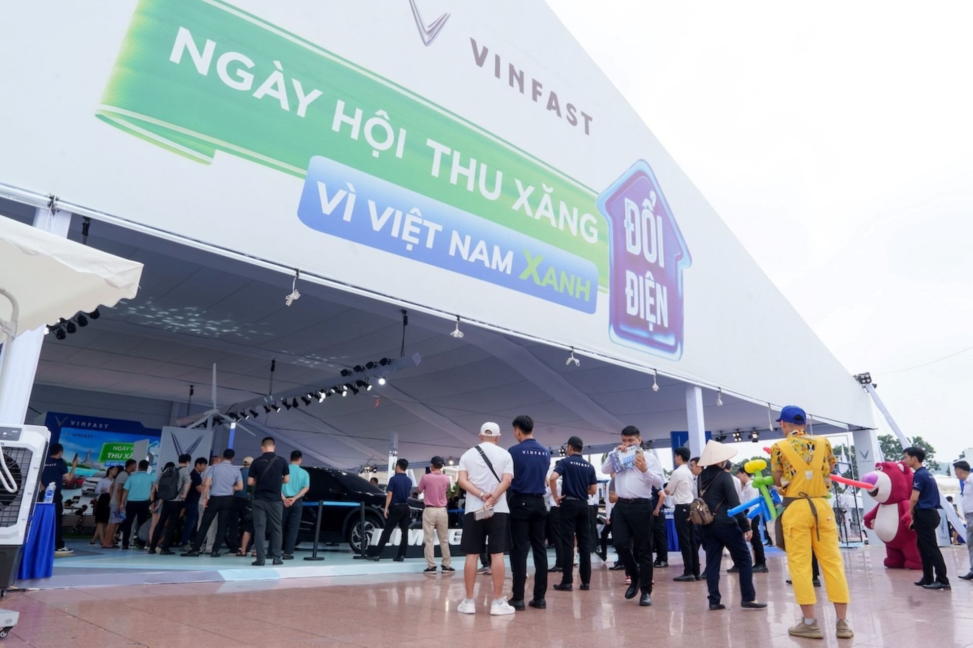 Vingroup &ldquo;quay xe&rdquo; ph&uacute;t ch&oacute;t: Gia hạn &ldquo;Thu xăng - Đổi điện&rdquo;, ưu đ&atilde;i vẫn c&ograve;n nguy&ecirc;n - Ảnh 1