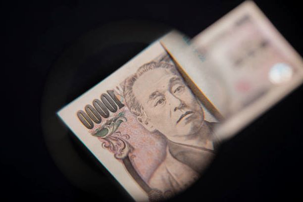 Yên rơi gần 160 JPY/USD, BOJ đối mặt áp lực tăng lãi suất trong tháng 4