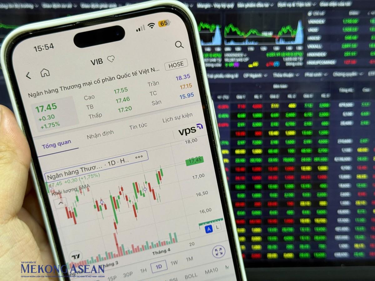 Gia đình lãnh đạo VIB giao dịch ngược chiều: “kẻ mua - người bán”