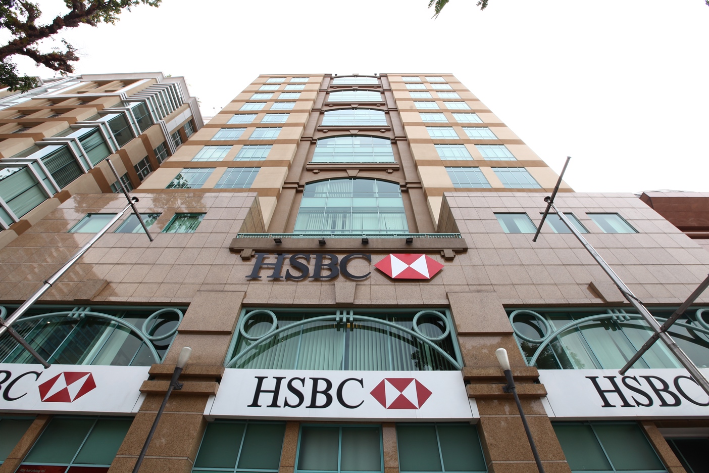 Lương cao kỷ lục, lợi nhuận suy giảm: Câu chuyện đáng chú ý tại HSBC Việt Nam