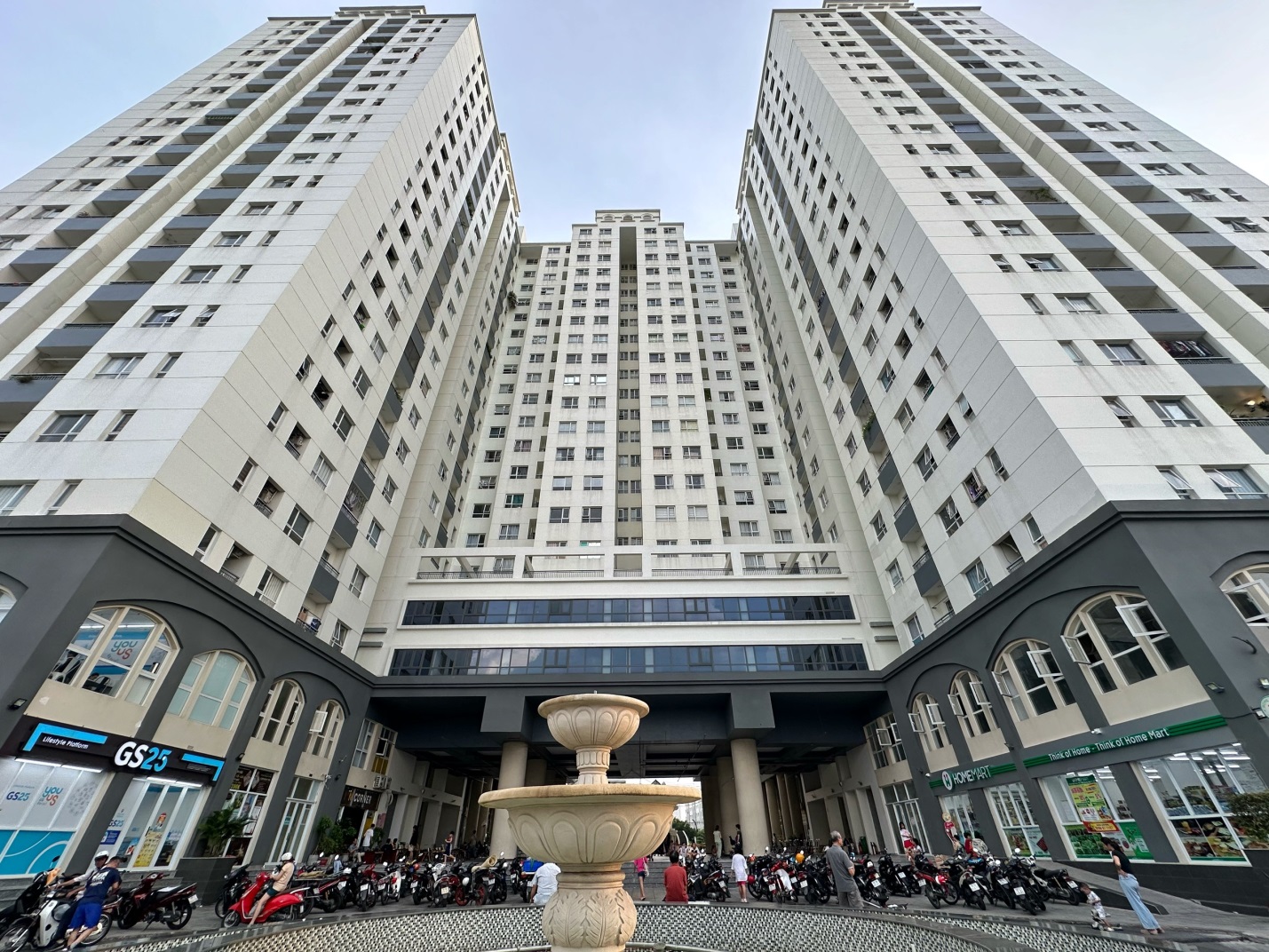 Giá nhà leo thang, người mua săn căn hộ “cao cấp giá mềm”