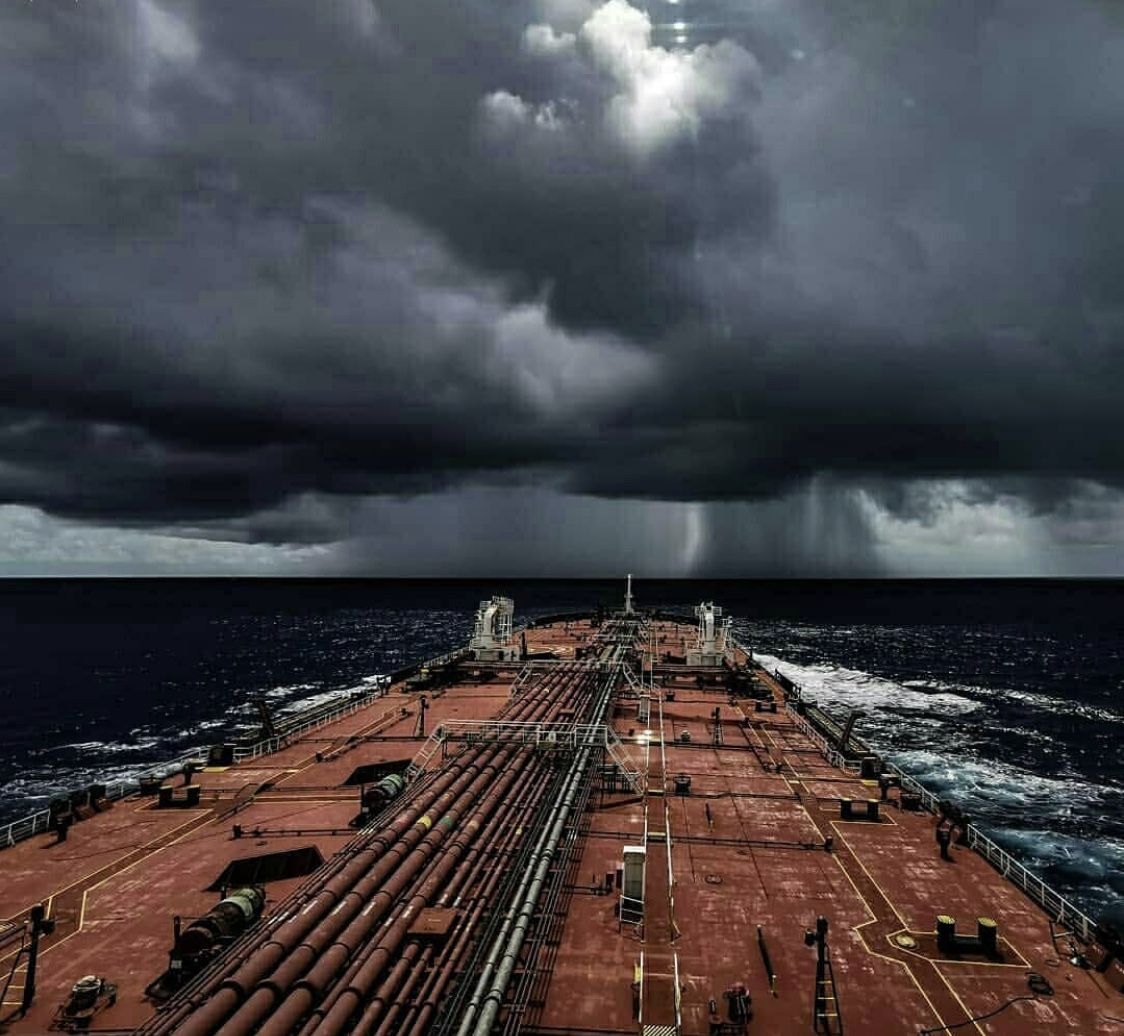 Hormuz gần như tê liệt, vận tải dầu chững lại sau vụ Mỹ bắt tàu Iran