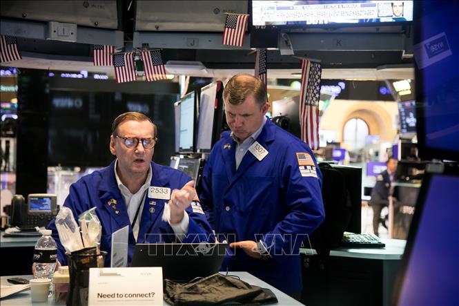 S&P 500 quay đầu giảm, Nasdaq mất gần 1% sau khi lập đỉnh